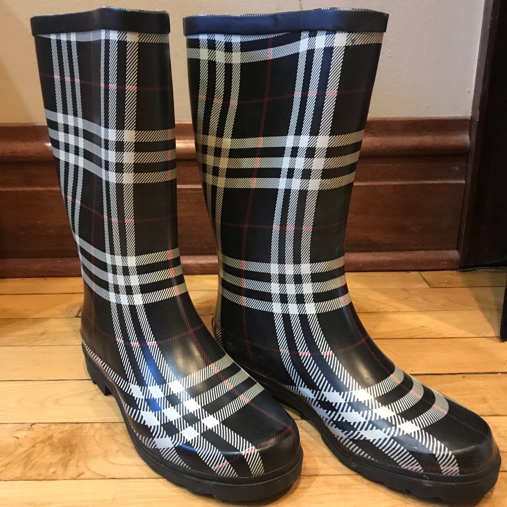 Adorable plaid rain boots!